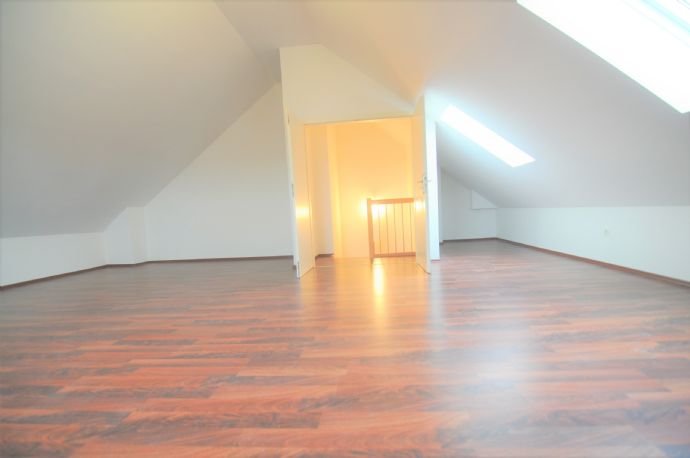 leeres Zimmer mit dunklem Boden