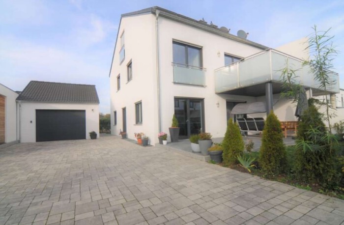 Haus mit großer Einfahrt