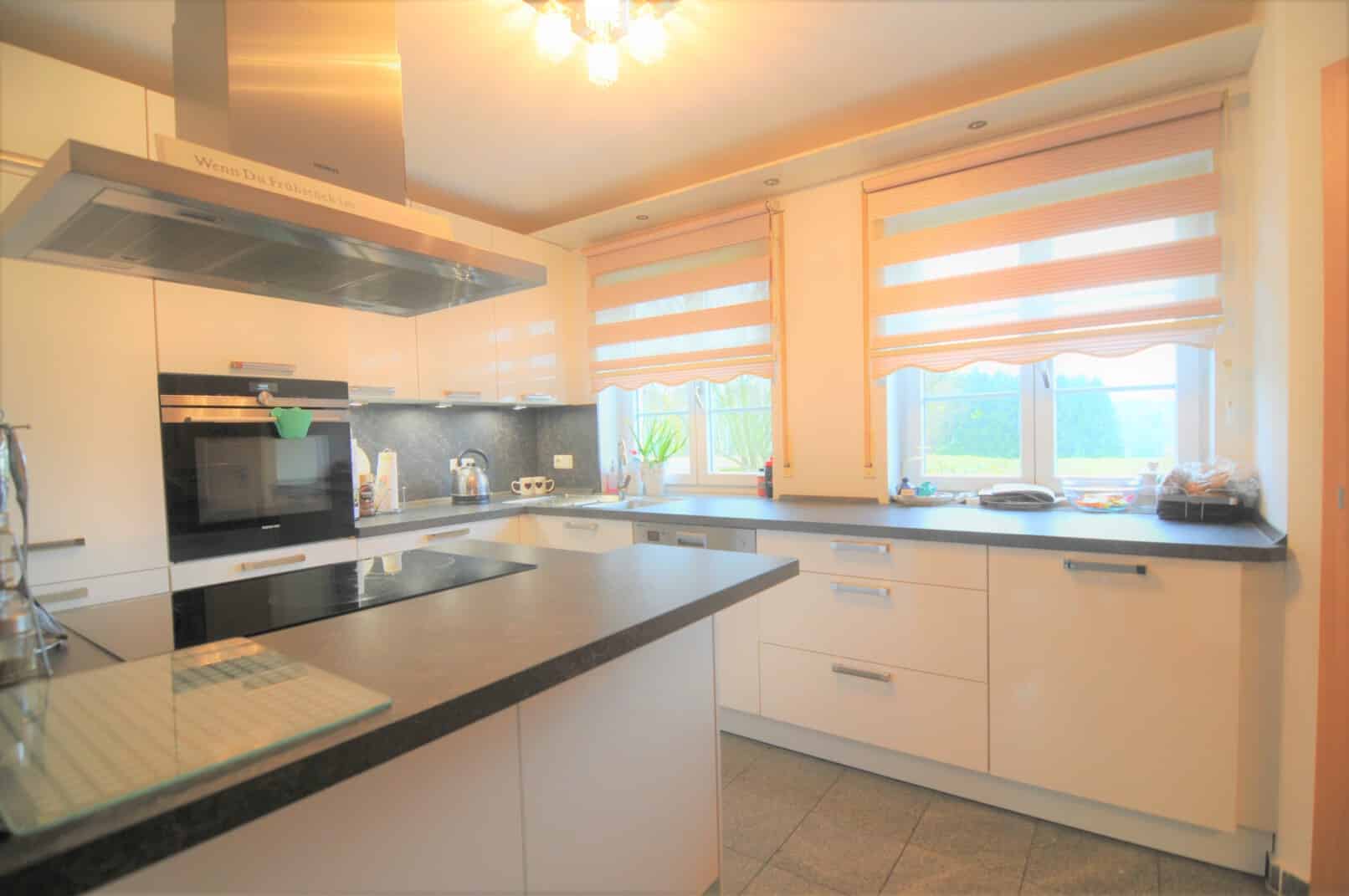 Große Küche mit Kücheninsel