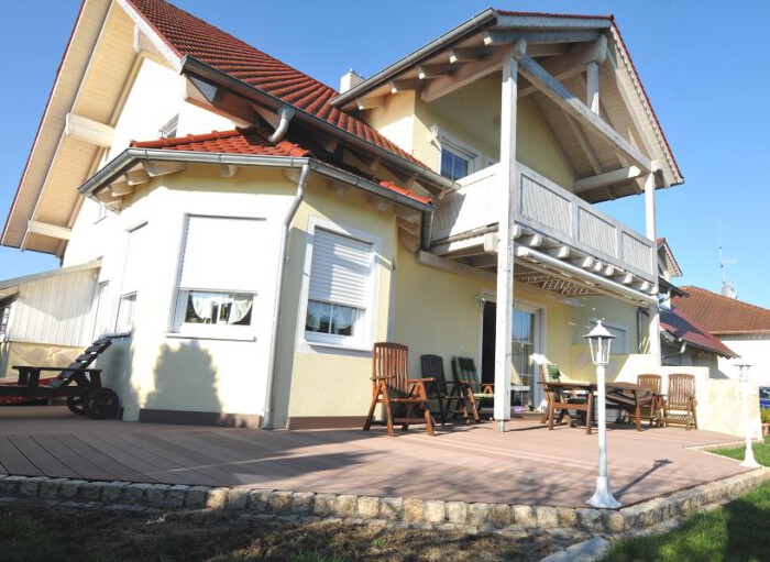 Haus mit Balkon und Terrasse