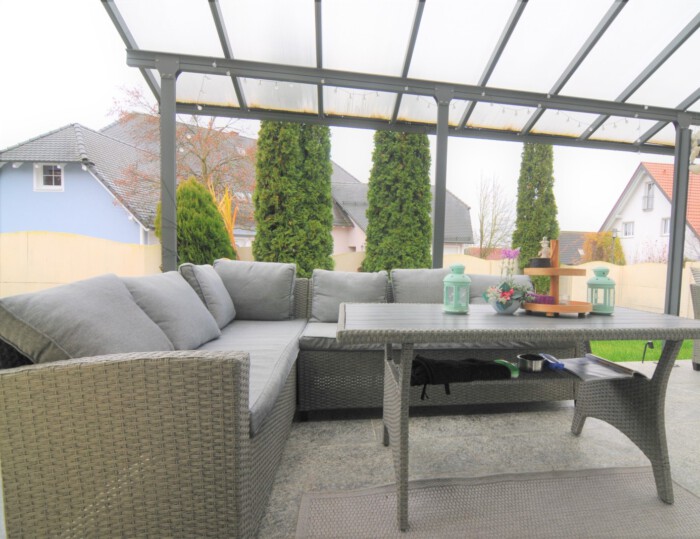 Terrasse mit Möbeln