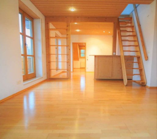Wohnung Holzboden mit Treppenaufgang