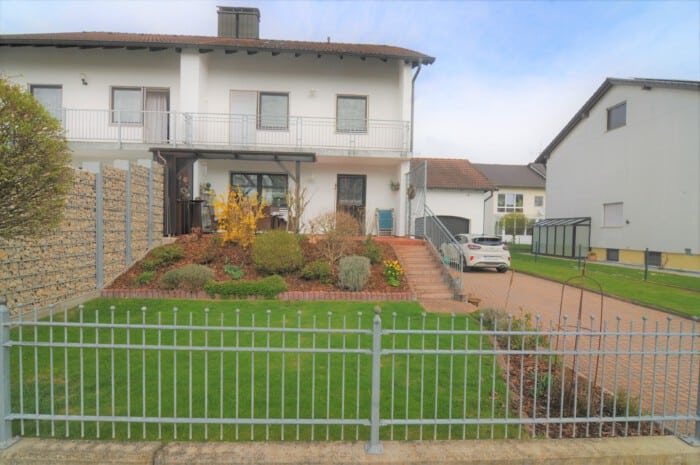 Doppelhaushälfte mit Garten und Zaun