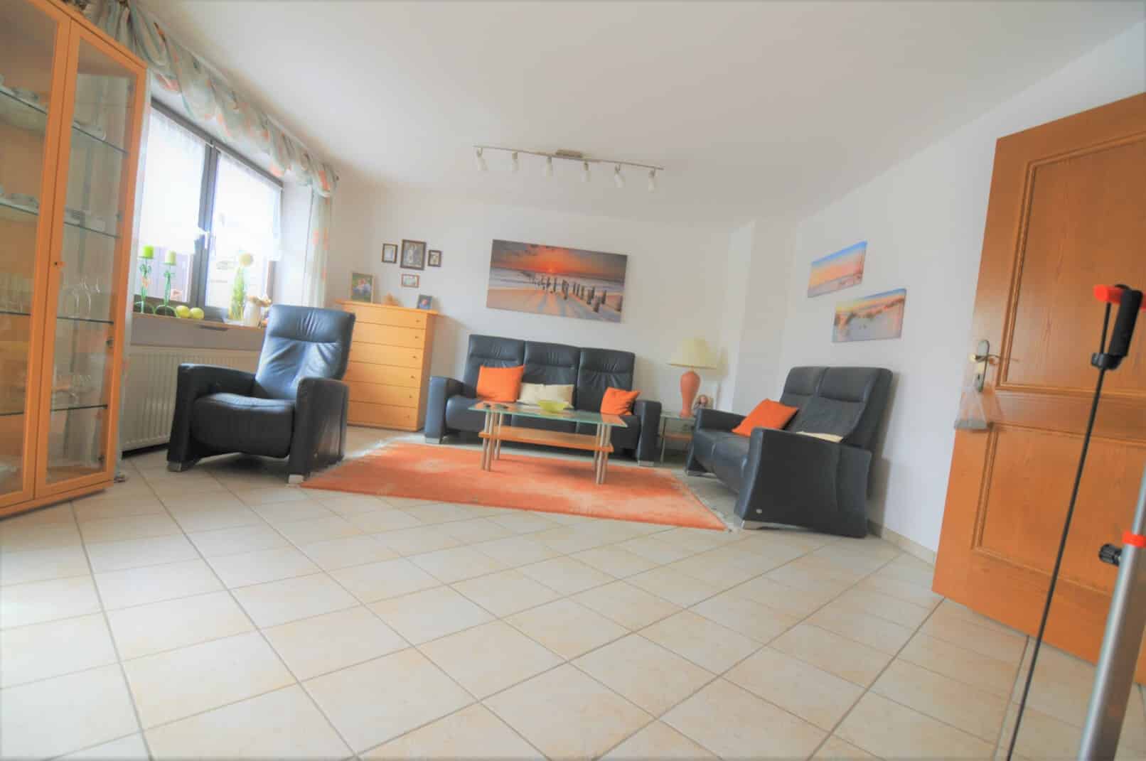 Wohnzimmer mit Fliesenboden