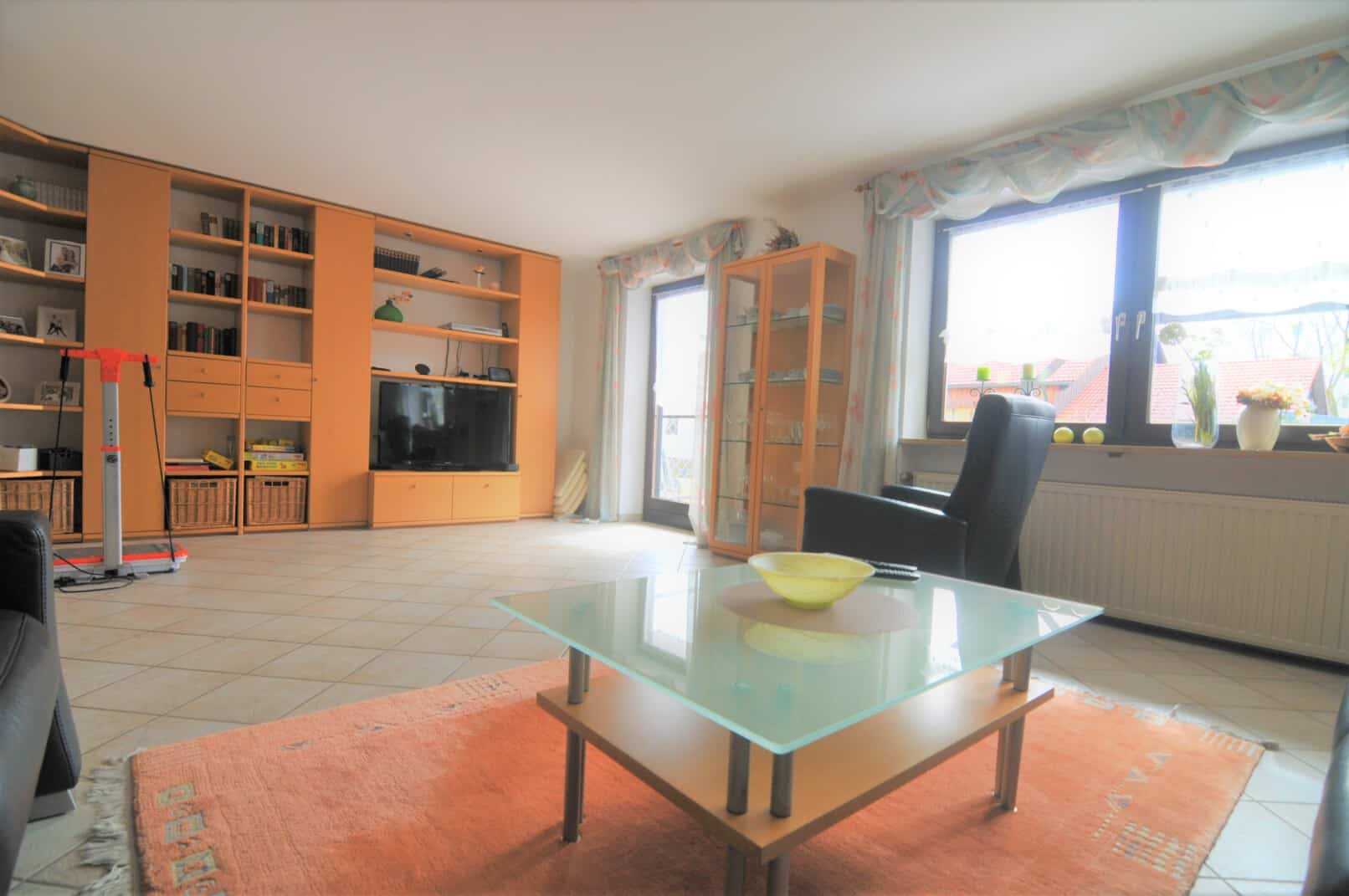 Wohnzimmer mit Fliesenboden