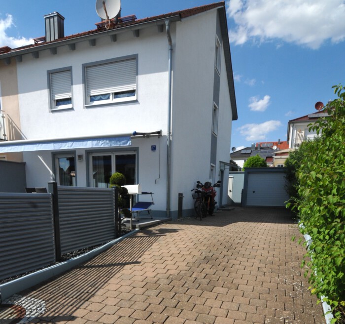 Doppelhaushälfte mit Garageneinfahrt
